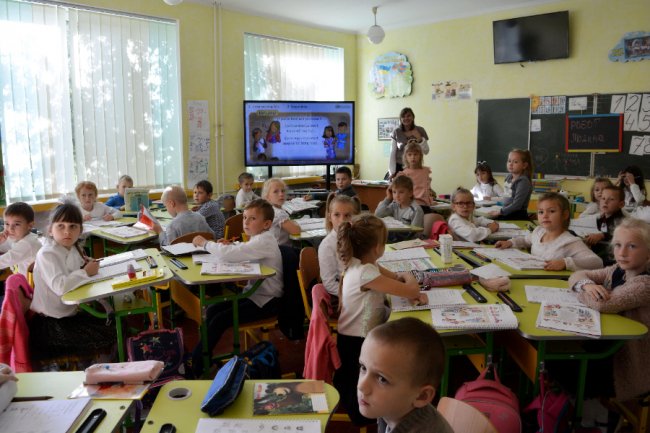 Волинські школярі отримали від патрульних та Генконсульства Польщі жилетки та флікери. ФОТО