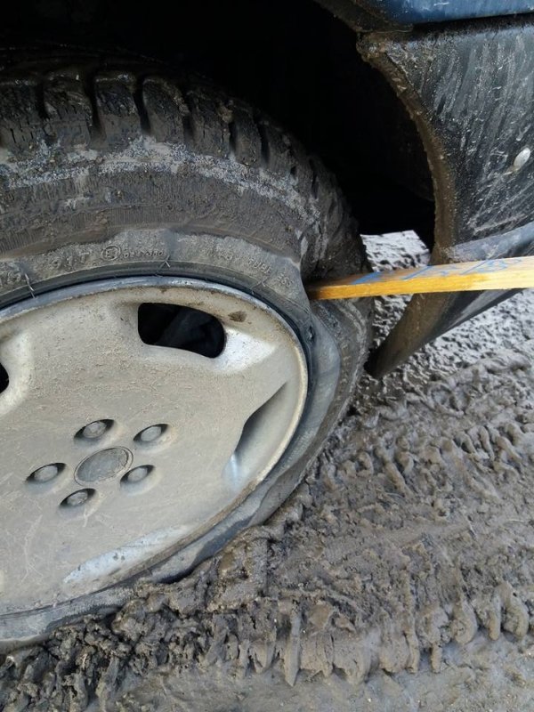 Зігнутий диск та зіпсована гума, ‒ волинянка «спіймала» яму на дорозі