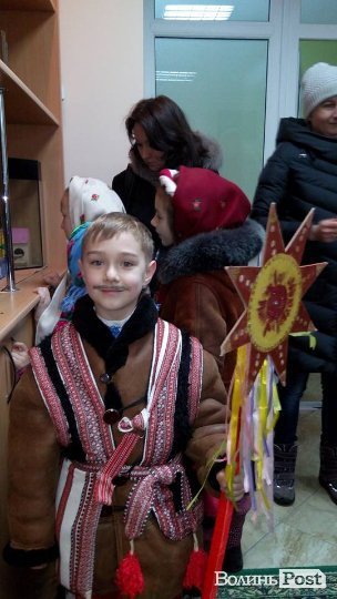 Дітлахи розважали колядками бійців у волинському госпіталі