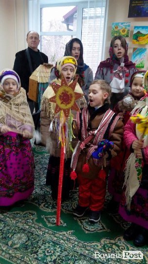 Дітлахи розважали колядками бійців у волинському госпіталі