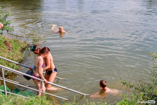 Стир, фонтани і вуличні душі: як у Луцьку рятуються від спеки. ФОТО