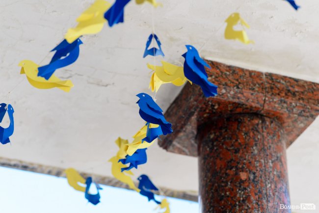 Синьо-жовтий Луцьк: як місто причепурилося до Дня Державного Прапора. ФОТОРЕПОРТАЖ