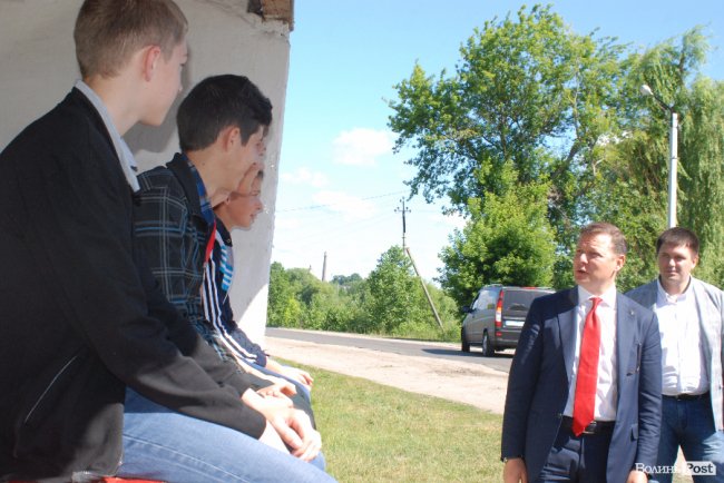 Ляшко на Волині нагороджував медиків, обробляв дерево та зустрівся з митрополитом Михаїлом