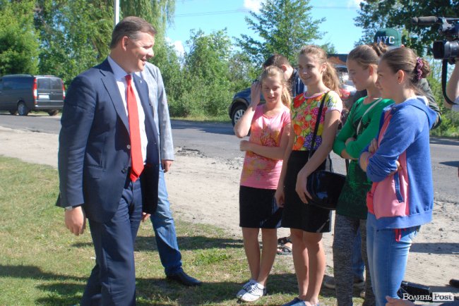 Ляшко на Волині нагороджував медиків, обробляв дерево та зустрівся з митрополитом Михаїлом