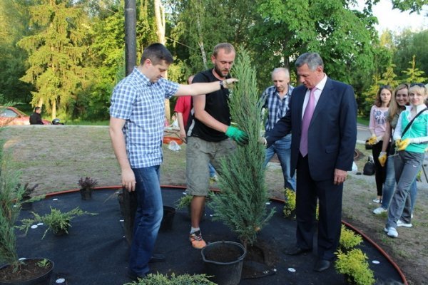 У луцькому парку висадили декоративні дерева. ФОТО
