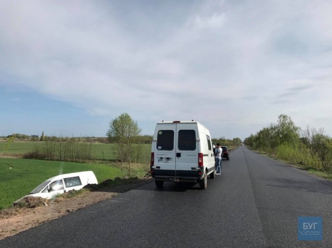 На Волині автомобіль злетів у кювет. ФОТО. ВІДЕО