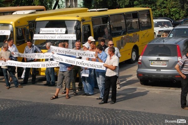 Під стінами луцької мерії мітингують маршрутники. ФОТО