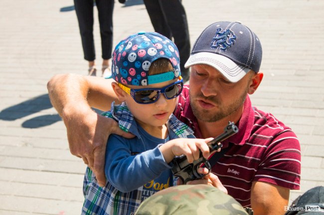 У центрі Луцька діти «стріляли» зі зброї та кермували поліцейськими авто. ФОТО