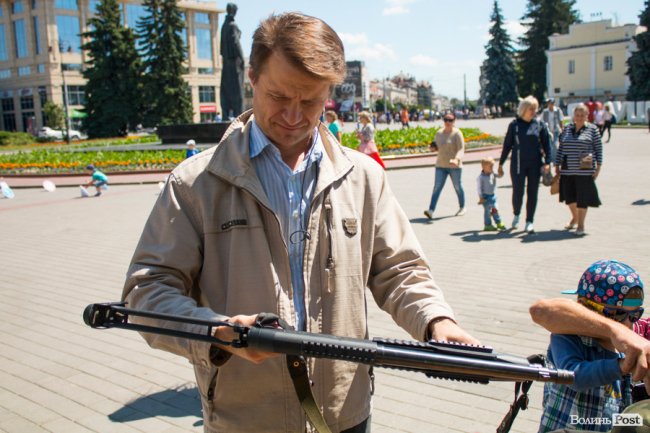 У центрі Луцька діти «стріляли» зі зброї та кермували поліцейськими авто. ФОТО