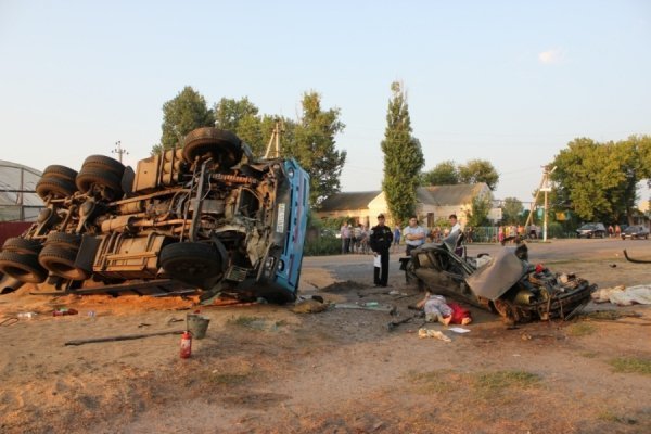 КамАЗ розчавив легковик на Запоріжжі. ФОТО. ВІДЕО