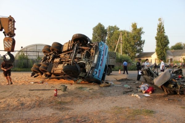 КамАЗ розчавив легковик на Запоріжжі. ФОТО. ВІДЕО