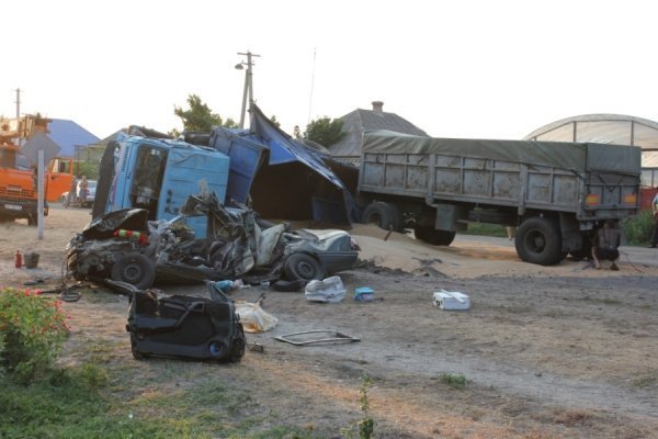 КамАЗ розчавив легковик на Запоріжжі. ФОТО. ВІДЕО