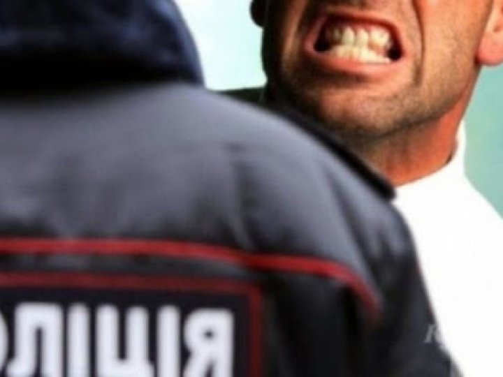 На Волині чоловік викликав поліцію — і сам напав на копа