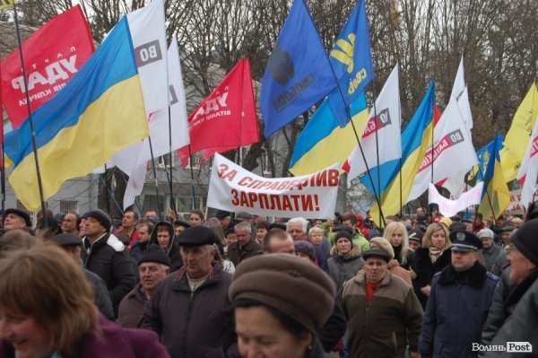 Акція «Вставай, Україно!» розпочалася в Луцьку. ФОТО. ОНОВЛЕНО