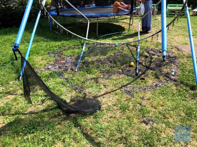 У Нововолинську невідомі потрощили огорожу в парку та спалили батут. ВІДЕО