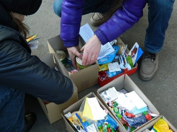 Самооборонівці  збирають продукти для сухпайків бійцям в зоні АТО. ФОТО