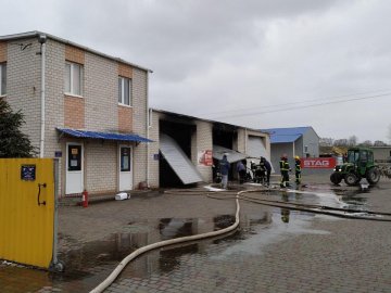 Під Луцьком – пожежа на підприємстві, де встановлюють газ на авто. ФОТО
