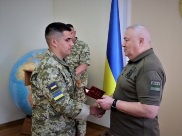 Поранений продовжив вести бій: прикордонник, який служить на Волині,  отримав орден від Зеленського