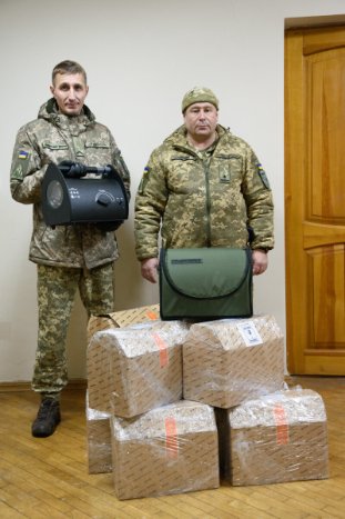 У Луцьку військовим передали пошукові прожектори