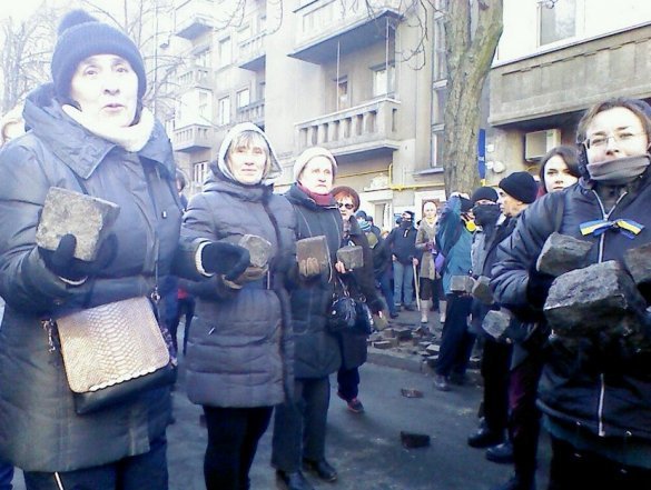 Під Радою протестувальники виривають бруківку з дороги