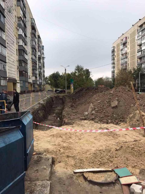 Чоловік упав в котлован, виритий комунальниками, і помер