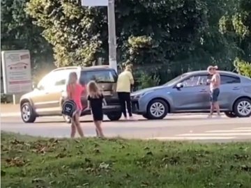 У волинському місті зіткнулися автівки. ВІДЕО