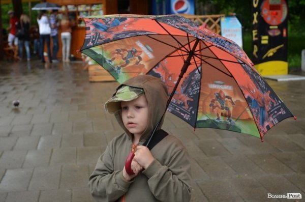 «Проспект розваг» у Луцьку відбувся попри дощову погоду. ФОТО