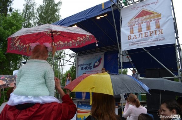 «Проспект розваг» у Луцьку відбувся попри дощову погоду. ФОТО