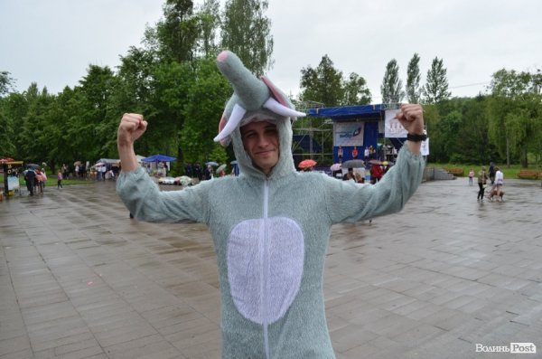 «Проспект розваг» у Луцьку відбувся попри дощову погоду. ФОТО