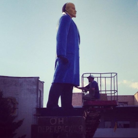 На Донеччині Леніна розфарбували в патріотичні кольори. ФОТО