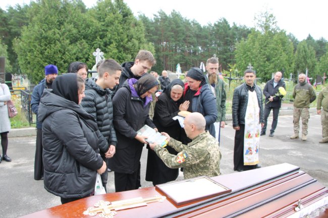 На Волині попрощалися із загиблим на війні Героєм Андрієм Іщиком. ФОТО