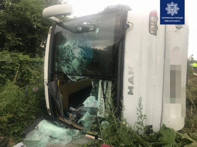 На Київщині сталась масштабна аварія: є загиблий і багато травмованих. ФОТО