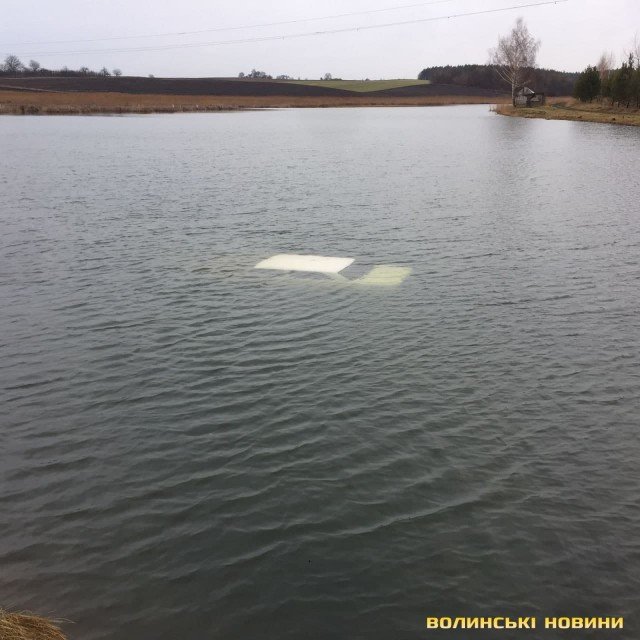 На Волині автомобіль в`їхав в озеро: 38-річний водій потонув