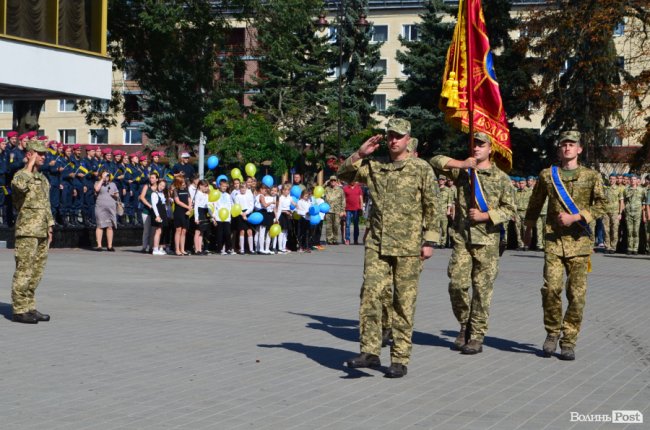 «Вітаємо вдома»:  Луцьк зустрів військових авіаторів. ФОТО