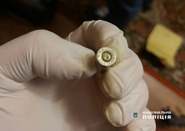 Волинські поліцейські затримали чоловіка, який незаконно збував перероблену вогнепальну зброю