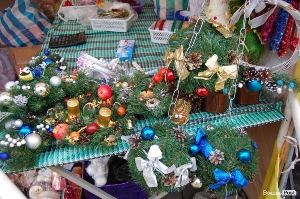 У центрі Луцька розгорнули новорічний ярмарок. ФОТО