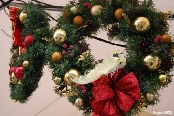 У центрі Луцька розгорнули новорічний ярмарок. ФОТО