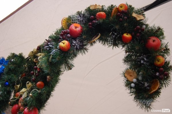 У центрі Луцька розгорнули новорічний ярмарок. ФОТО