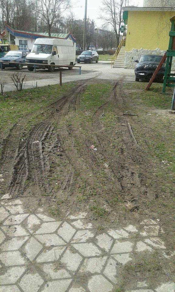 У Луцьку муніципали «спіймали» чоловіка, який мив автівку у дворі багатоповерхівки