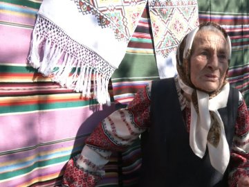 У свої 100 років  вирощує городину та готує рідним соління: волинянка відзначила поважний ювілей. ВІДЕО 