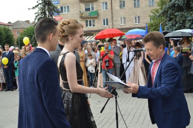 Бал випускників у Ковелі. ФОТО