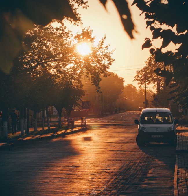 Курортне селище Волині у променях вечірнього сонця. ФОТО