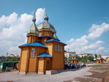 У Луцьку «Лісапетний батальйон» наспівав на 200 тисяч для центру у Волновасі. ВІДЕО