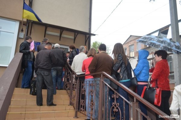 Луцькі підприємці змушені з ночі займати черги, аби потрапити у ЦНАП. ФОТО