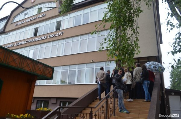 Луцькі підприємці змушені з ночі займати черги, аби потрапити у ЦНАП. ФОТО