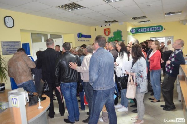 Луцькі підприємці змушені з ночі займати черги, аби потрапити у ЦНАП. ФОТО