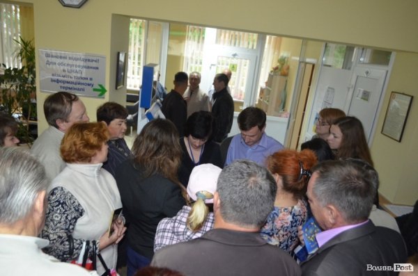 Луцькі підприємці змушені з ночі займати черги, аби потрапити у ЦНАП. ФОТО