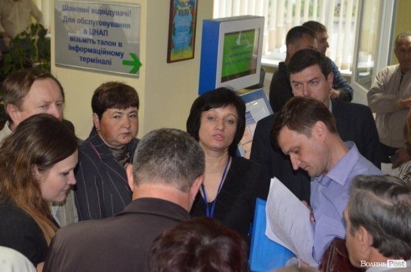 Луцькі підприємці змушені з ночі займати черги, аби потрапити у ЦНАП. ФОТО