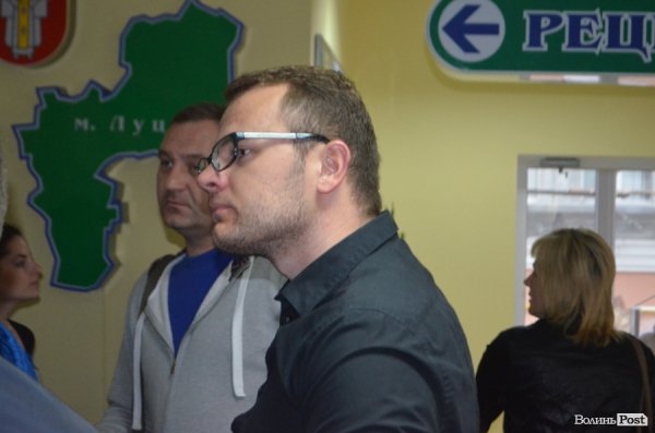 Луцькі підприємці змушені з ночі займати черги, аби потрапити у ЦНАП. ФОТО