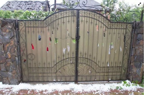 На Закарпатті град розбив машини, дахи та вікна. ФОТО. ВІДЕО